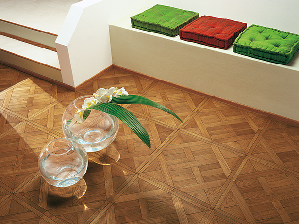 sol-et-style-projet-categorie-maisons-style-classique-parquet-bois-carre-coussins-vert-rouge