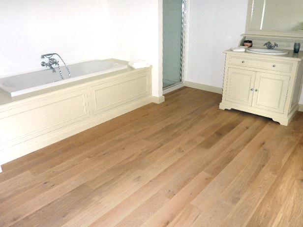 sol-et-style-projet-categorie-maisons-style-classique-parquet-bois-clair-salle-de-bain-blanche