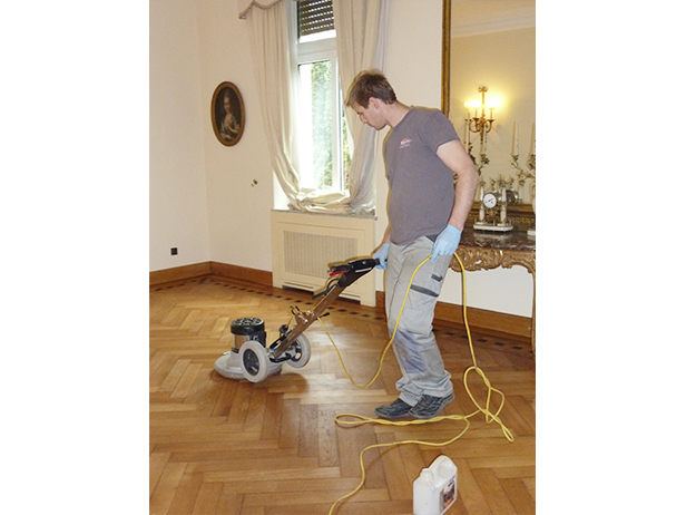 sol-et-style-projet-categorie-autres-services-renovations-parquet-nettoyeur-machine-pousee-homme-mur-protection