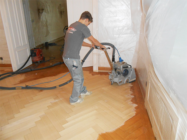 sol-et-style-projet-categorie-autres-services-renovations-parquet-nettoyeur-machine-pousee-homme