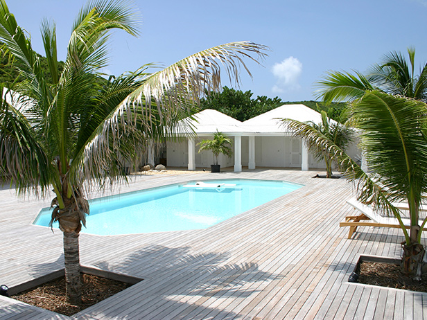 sol-et-style-projet-categorie-espaces-exterieurs-piscine-palmiers-bois-clair