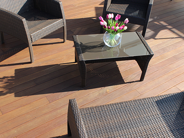 sol-et-style-projet-categorie-espaces-exterieurs-terrasse-divan-exterieurs-table-vase-fleur