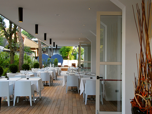 sol-et-style-projet-categorie-espaces-exterieurs-terrasse-restaurant-bois-tables-chaises-blanc