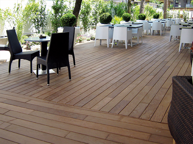 sol-et-style-projet-categorie-espaces-exterieurs-terrasse-restaurant-bois-tables-chaises