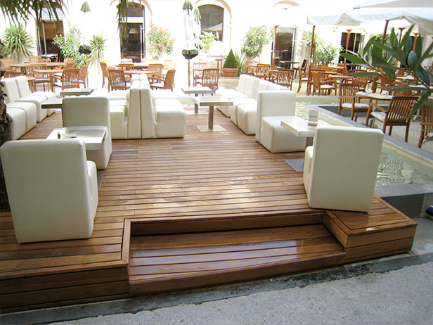 sol-et-style-projet-categorie-espaces-exterieurs-terrasse-restaurant-divans-exterieurs-chaises