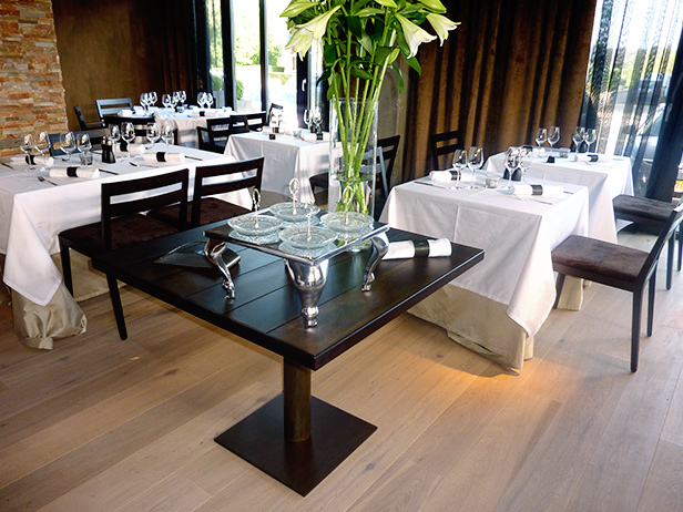 sol-et-style-projet-categorie-espaces-publics-restaurant-interieur-banquettes-tables-noires